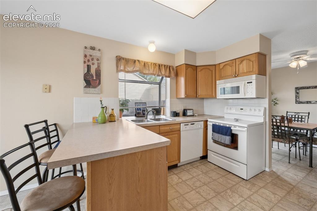 Image 9 of 28: Kitchen