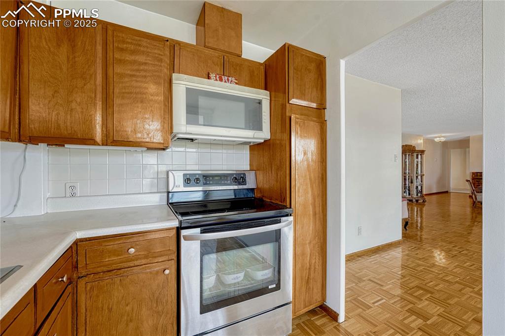 Image 19 of 50: Kitchen