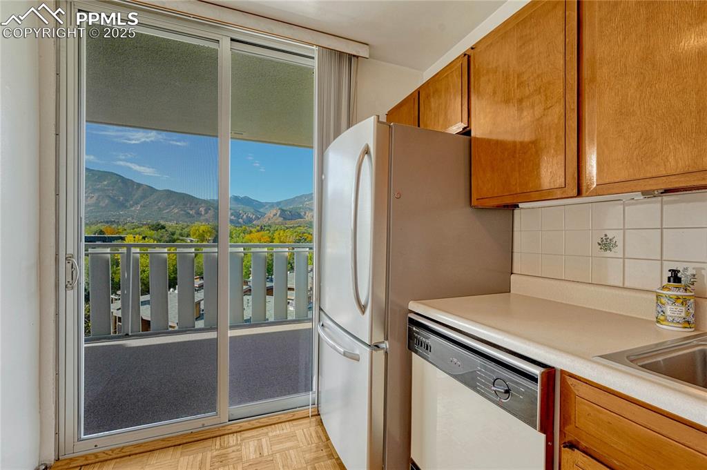 Image 20 of 50: Kitchen