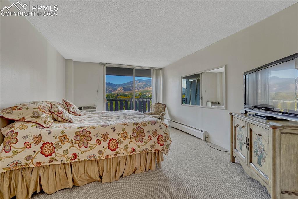 Image 21 of 50: Bedroom