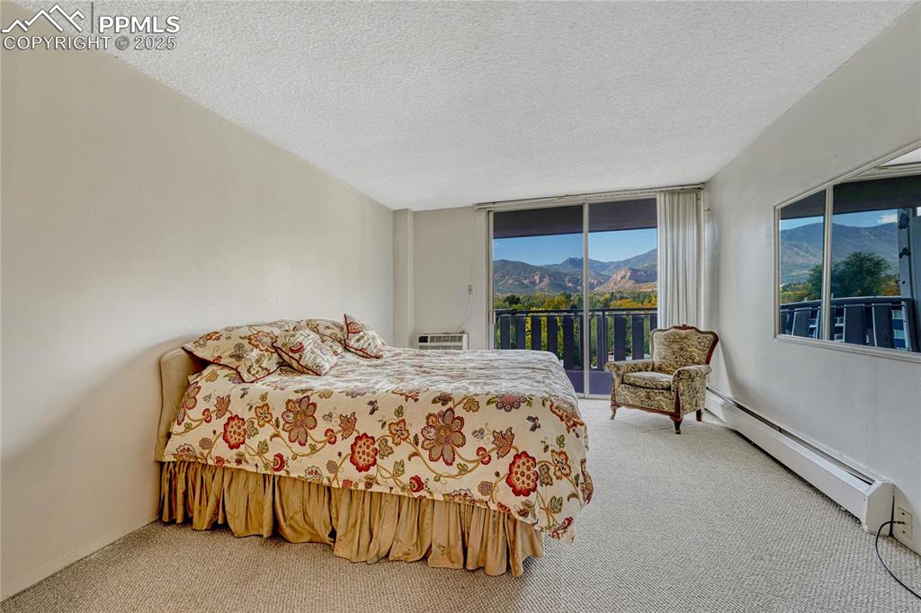 Image 22 of 50: Bedroom