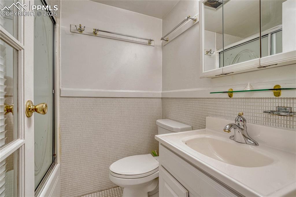 Image 28 of 50: Bathroom