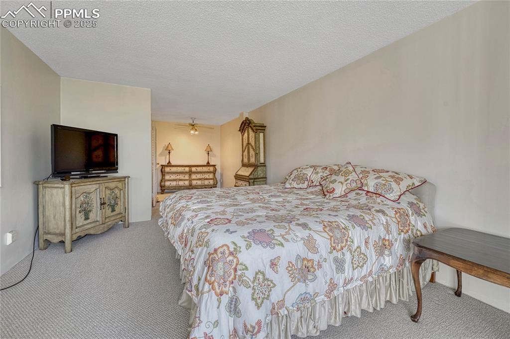 Image 29 of 50: Bedroom