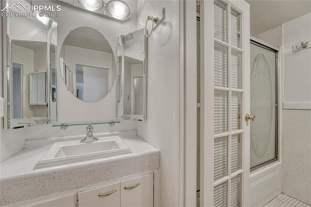 Image 32 of 50: Bathroom