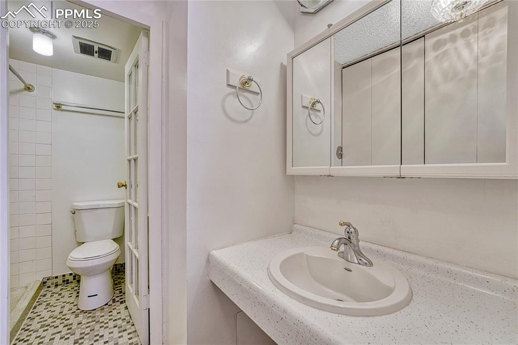 Image 33 of 50: Bathroom