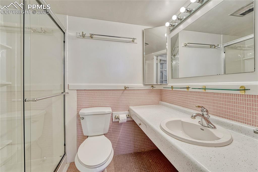 Image 34 of 50: Bathroom