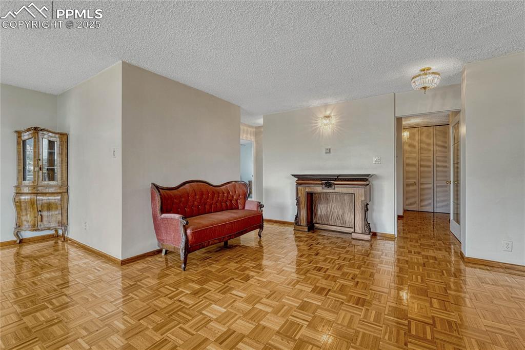 Image 6 of 50: Living Room