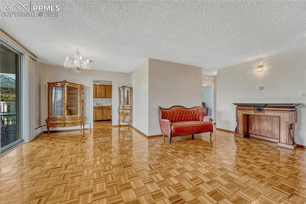 Image 7 of 50: Living Room