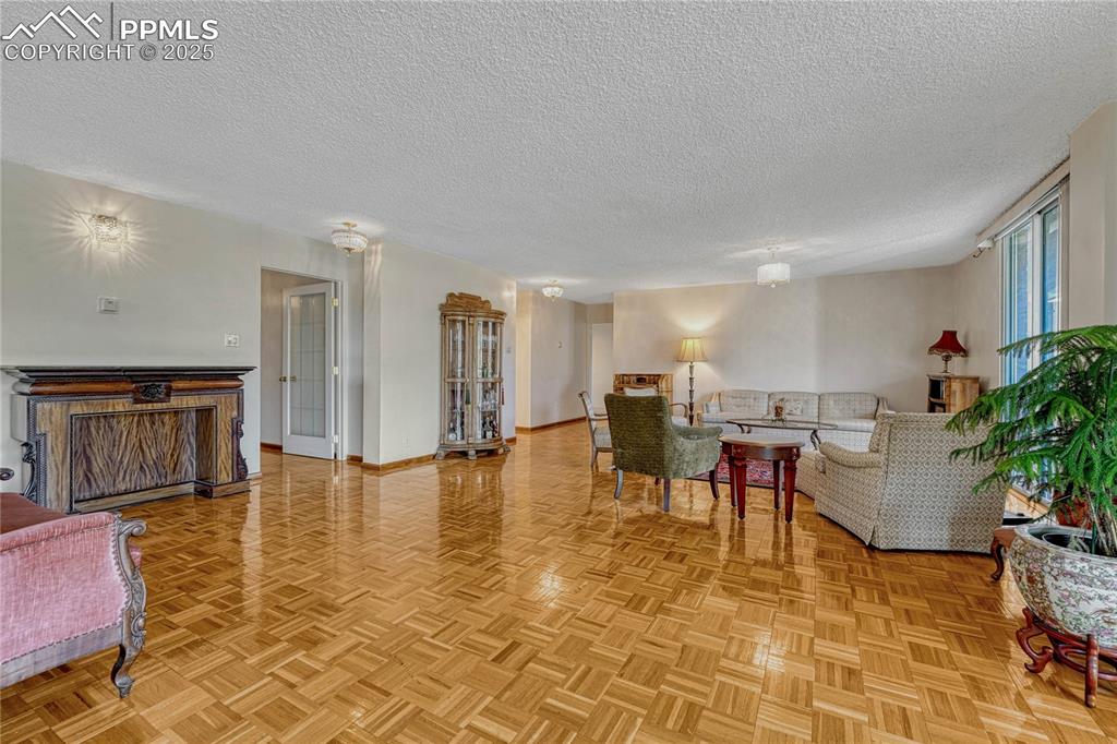 Image 8 of 50: Living Room