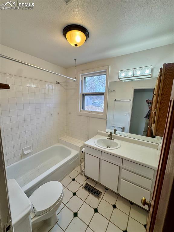 Image 12 of 16: Bathroom