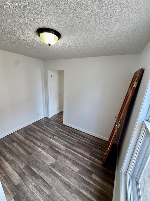 Image 14 of 16: Bedroom