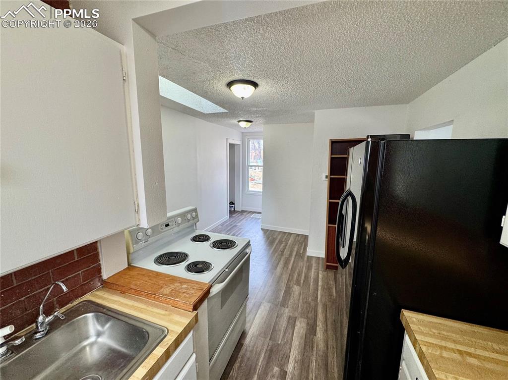 Image 16 of 16: Kitchen