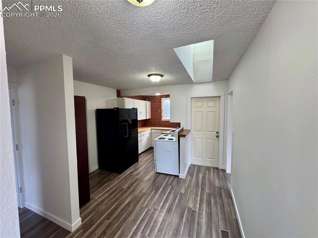 Image 9 of 16: Kitchen