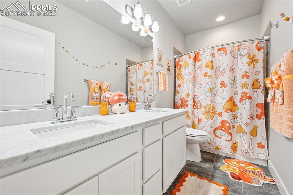 Image 25 of 40: All bathrooms in the home are large, upgraded and gleaming.