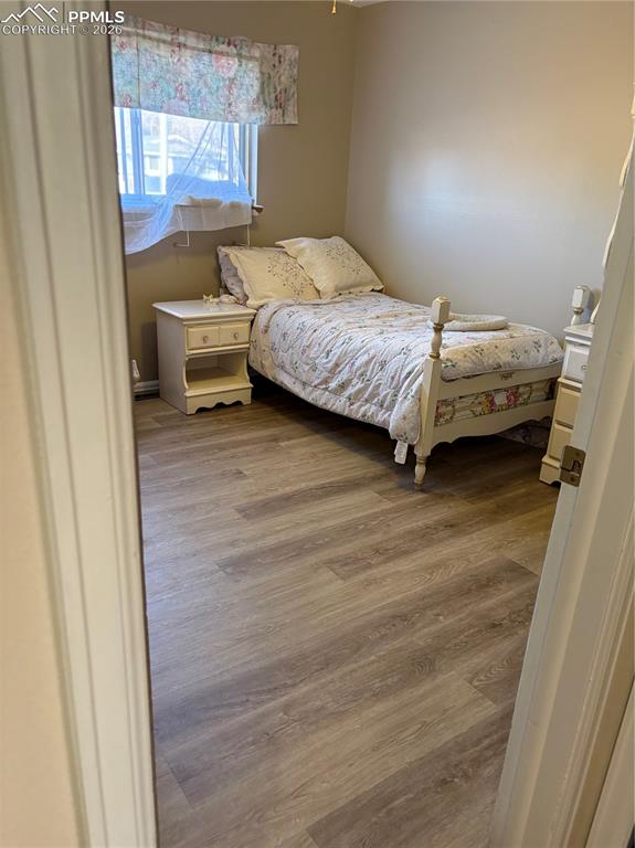 Image 14 of 20: Bedroom