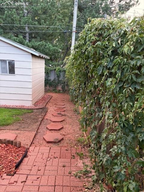 Image 17 of 20: Yard