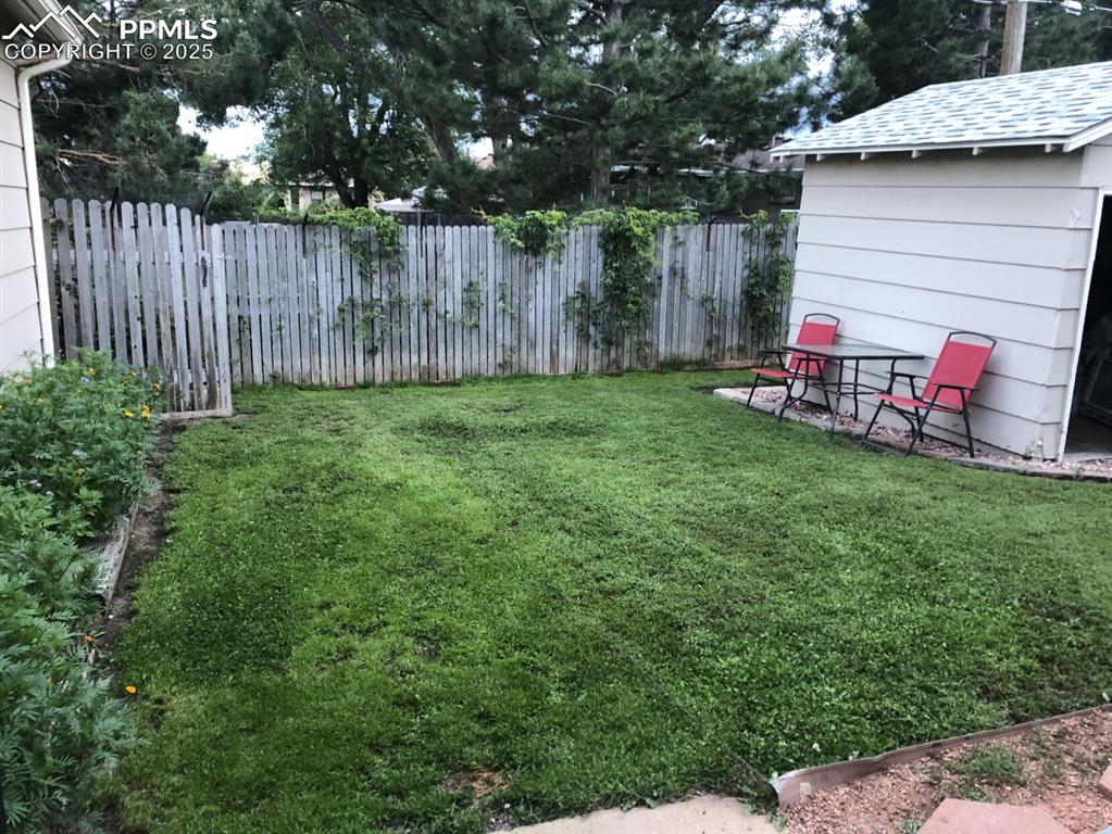 Image 4 of 8: Yard