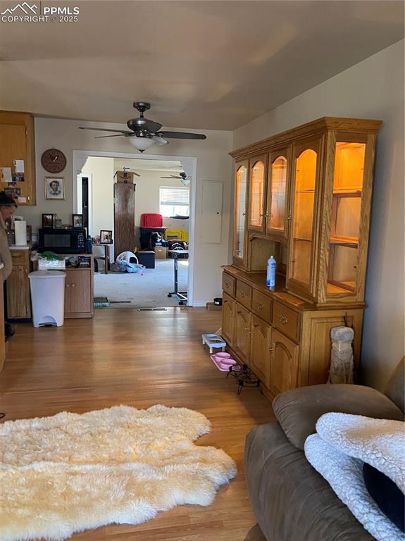 Image 5 of 8: Living Room