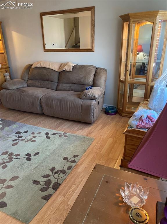 Image 6 of 8: Living Room