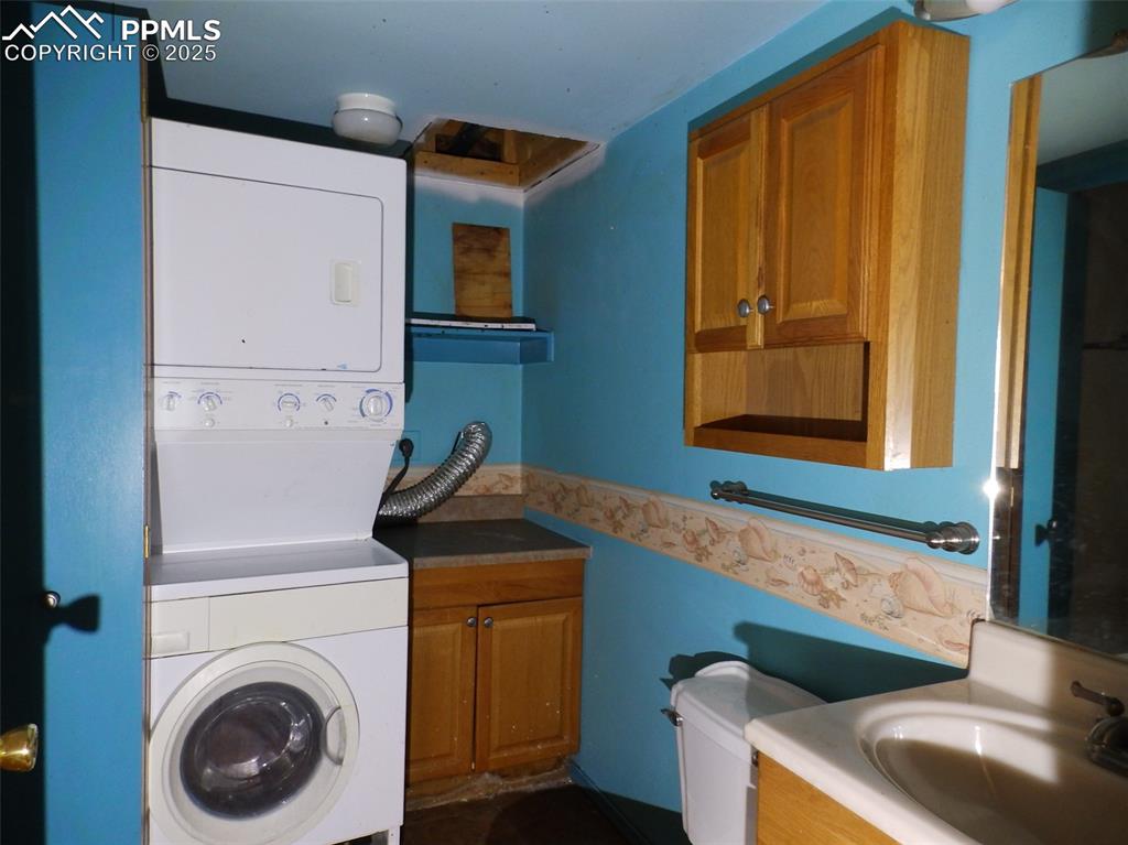 Image 12 of 19: Laundry