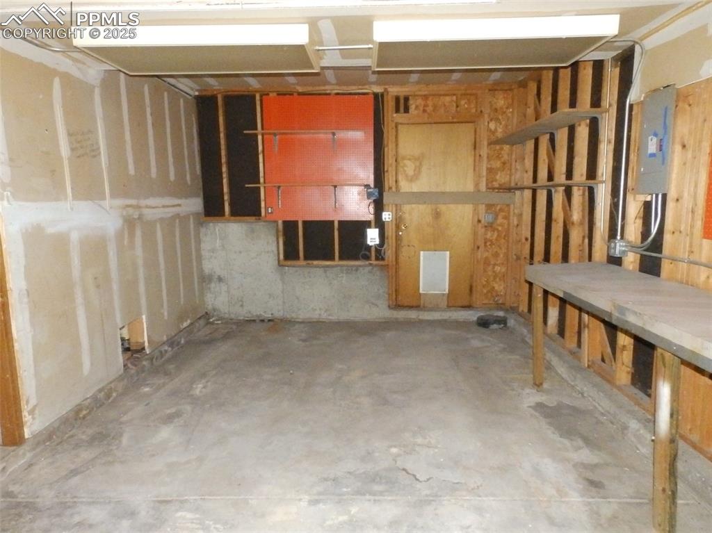 Image 13 of 19: Garage