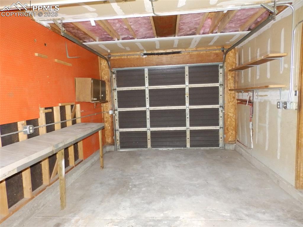 Image 14 of 19: Garage