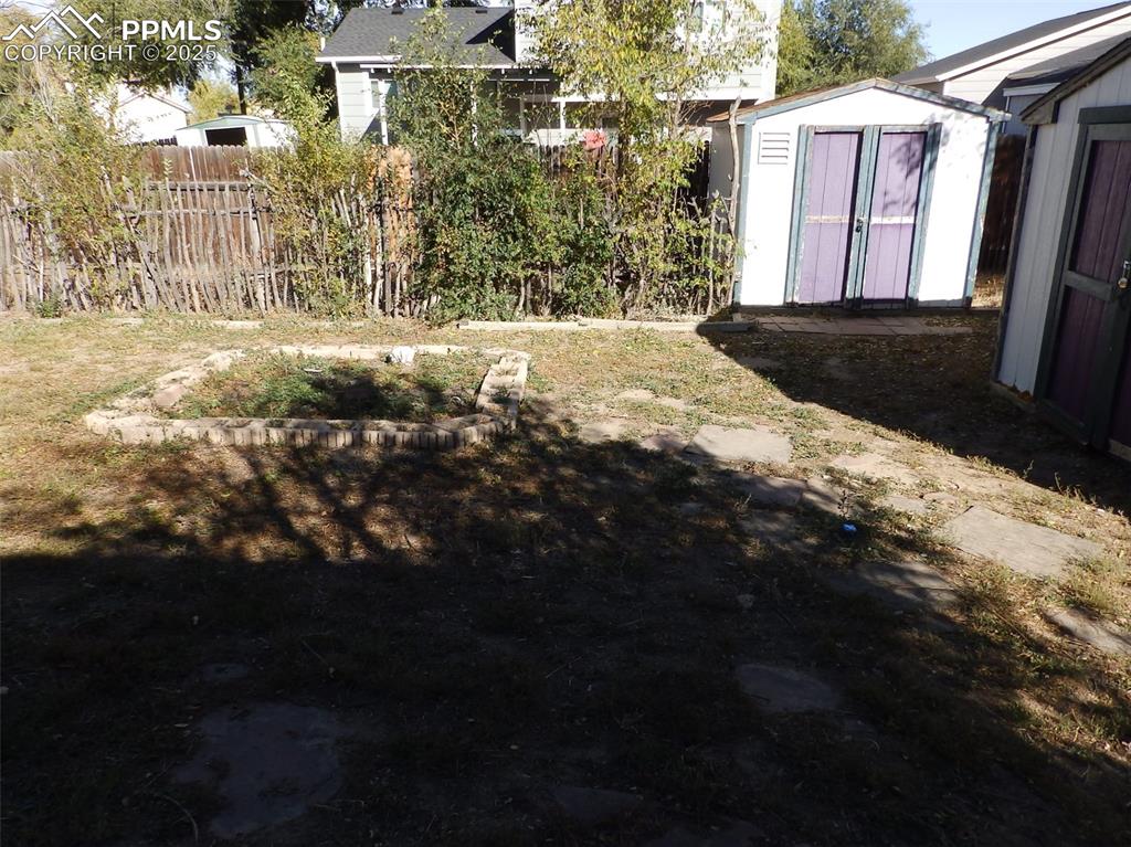 Image 18 of 19: Yard