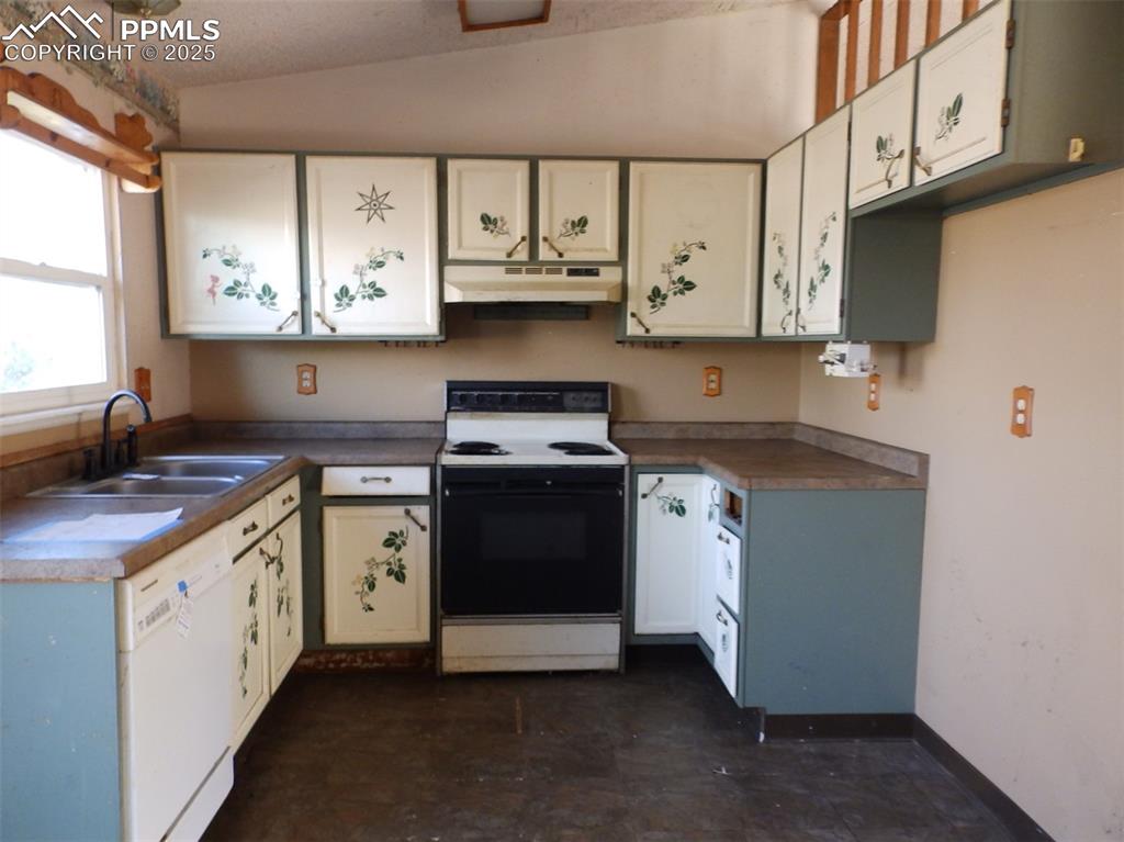 Image 3 of 19: Kitchen