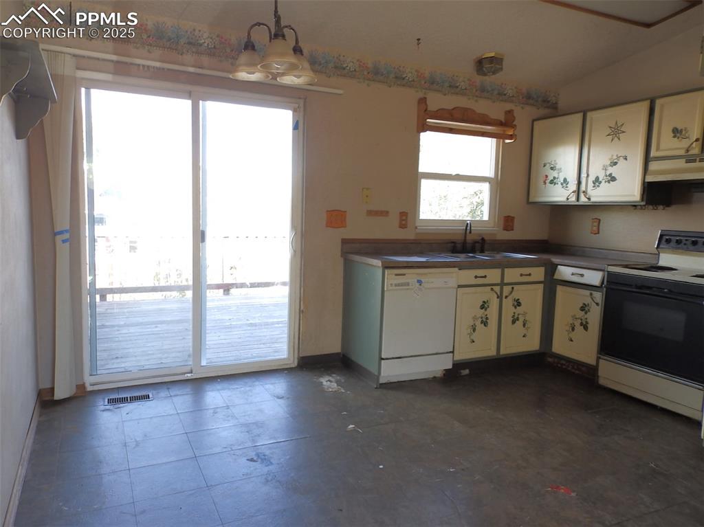 Image 4 of 19: Dining Area