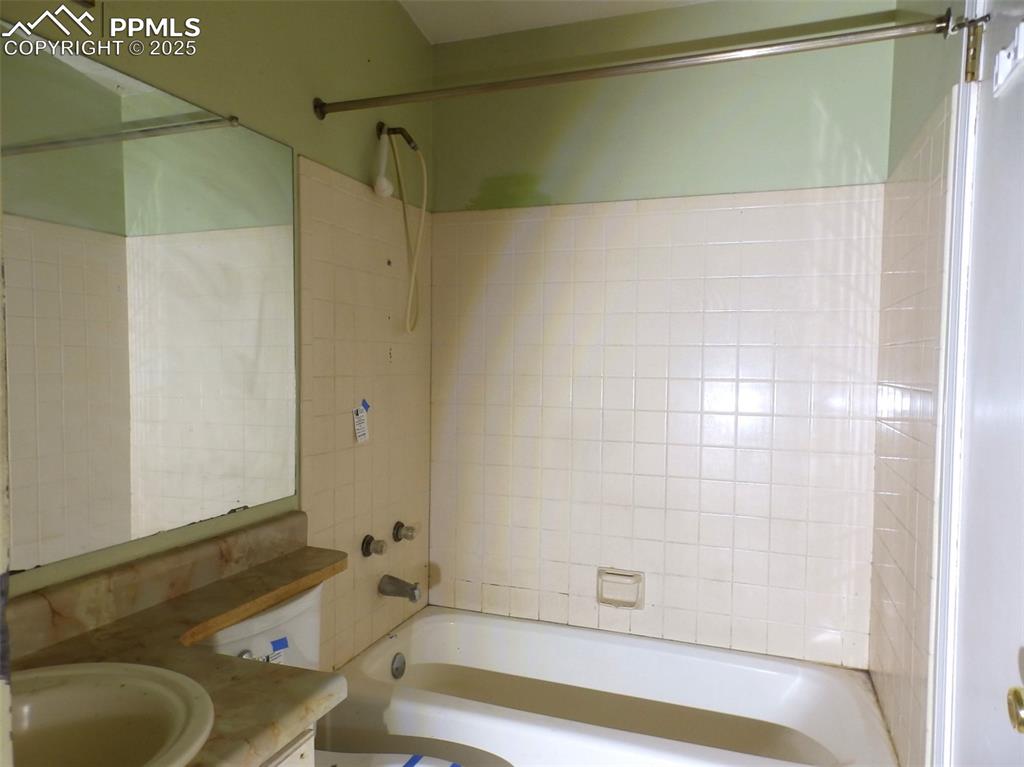 Image 7 of 19: Bathroom