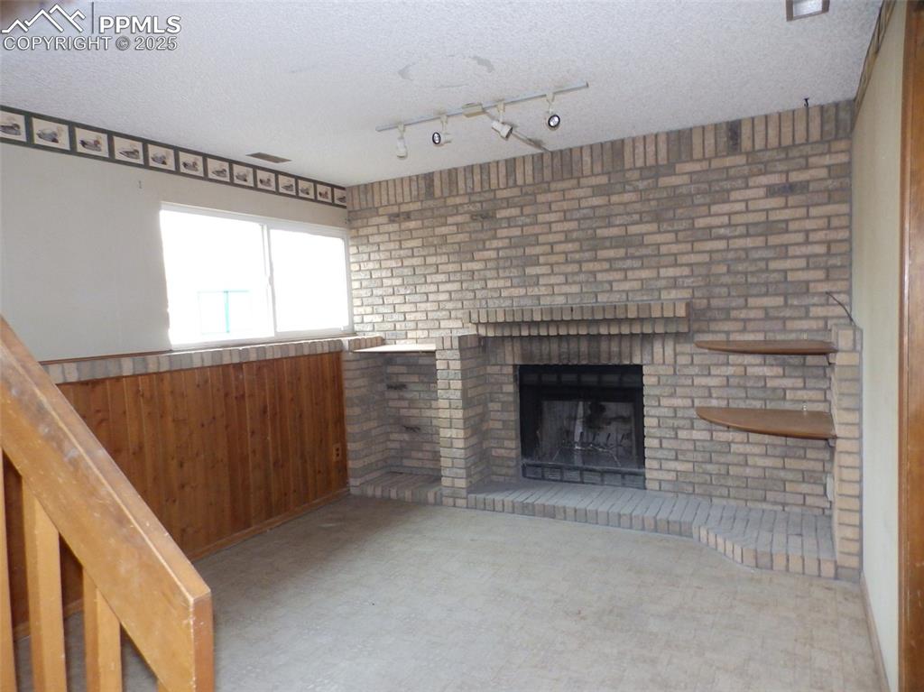 Image 9 of 19: Family Room