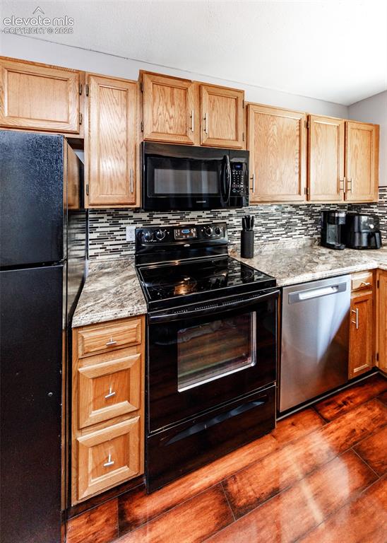 Image 10 of 36: Kitchen
