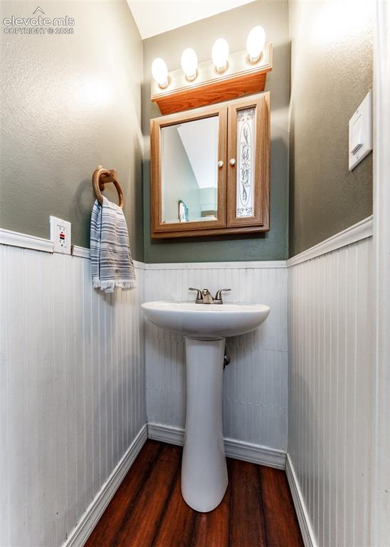 Image 16 of 36: Bathroom