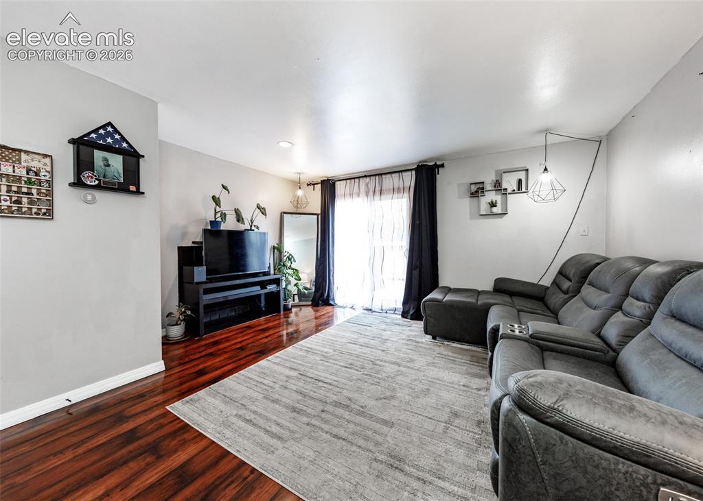 Image 19 of 36: Living Room