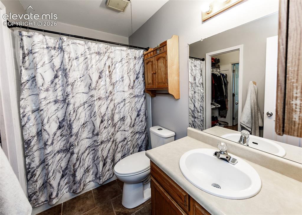Image 33 of 36: Bathroom