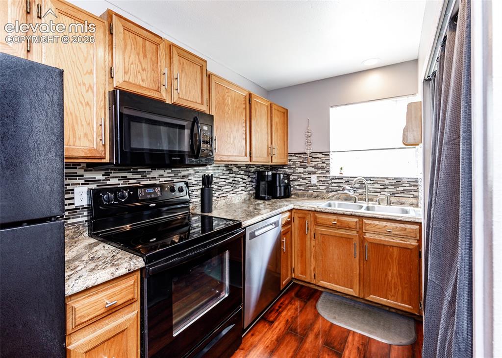 Image 6 of 36: Kitchen