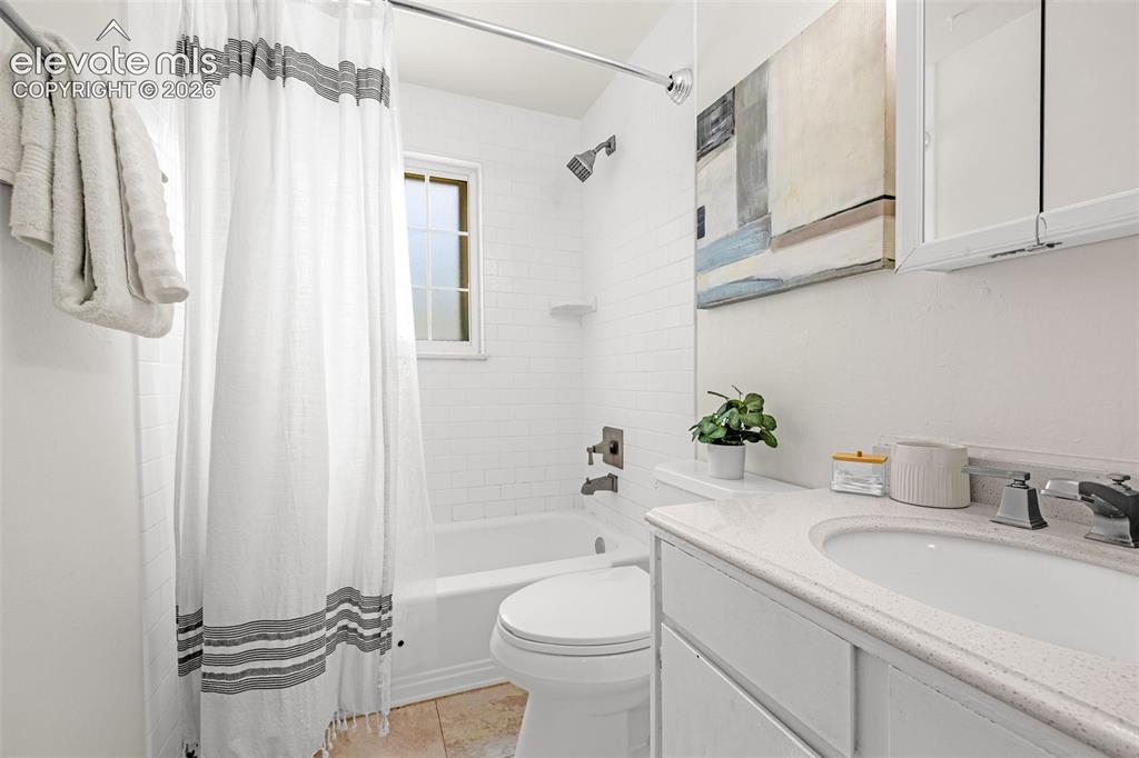 Image 14 of 33: Bathroom