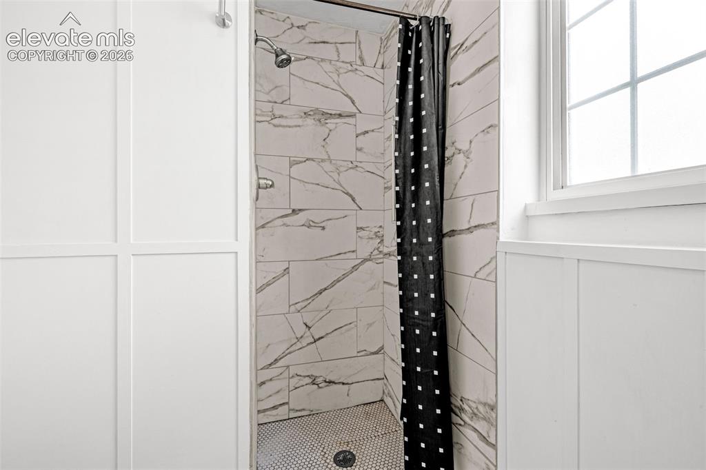 Image 19 of 33: Bathroom