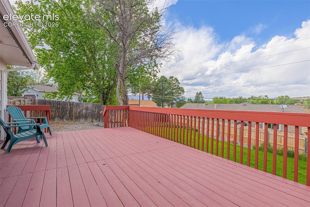 Image 22 of 33: Deck