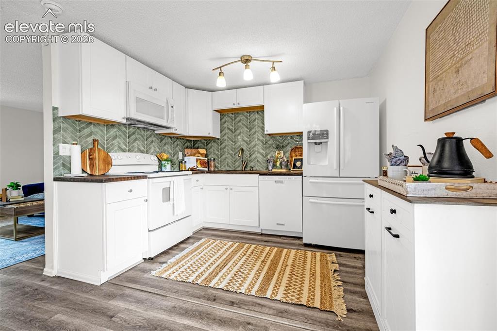 Image 6 of 33: Kitchen