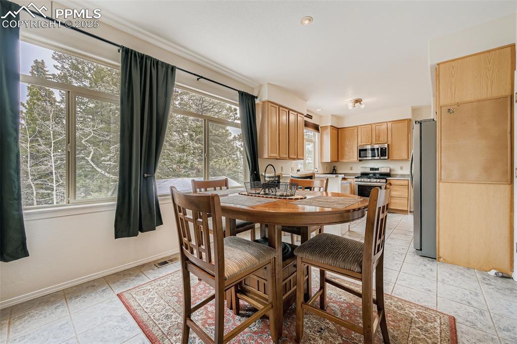 Image 13 of 35: Dining Area