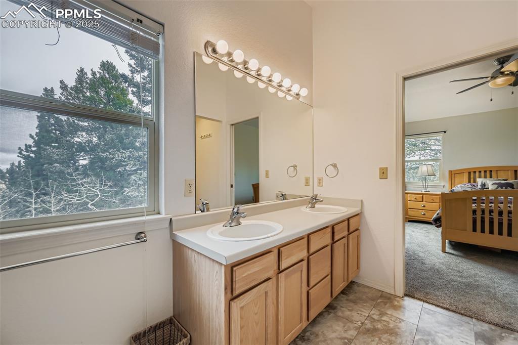 Image 19 of 35: Bathroom