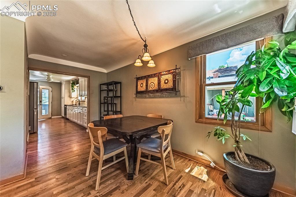 Image 10 of 45: Dining Area