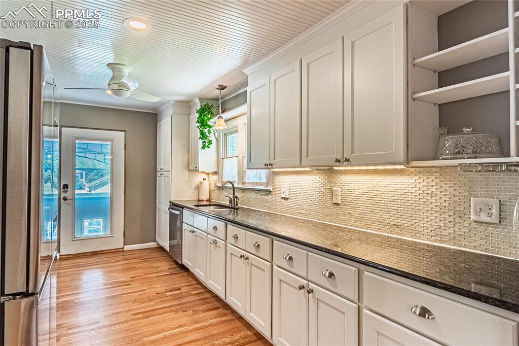 Image 12 of 45: Kitchen