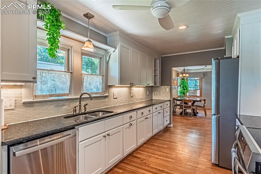 Image 13 of 45: Kitchen