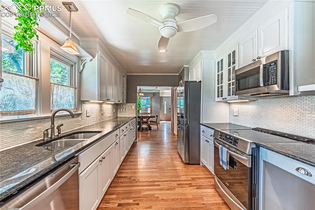Image 14 of 45: Kitchen