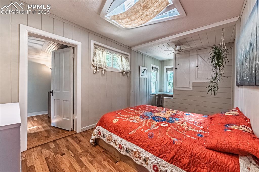 Image 15 of 45: Bedroom