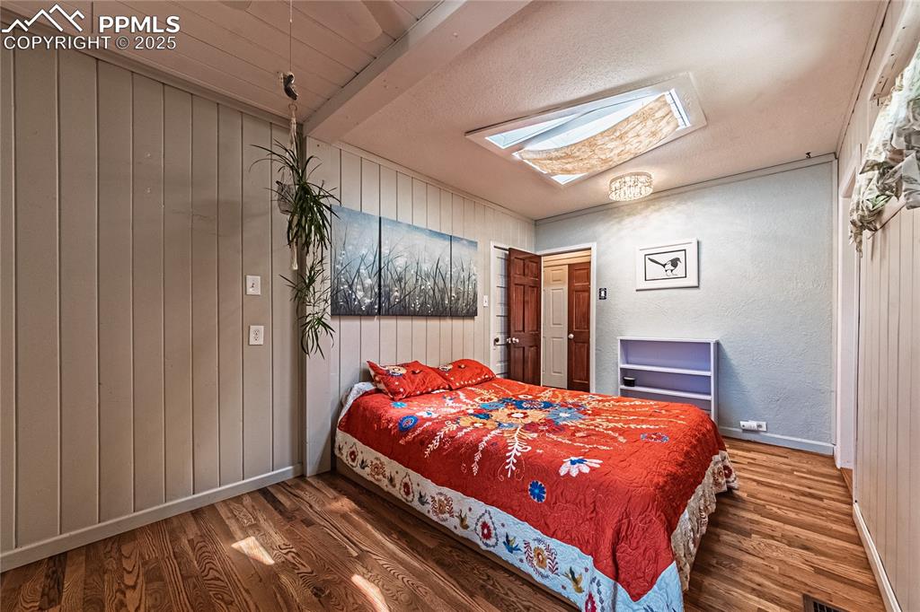 Image 16 of 45: Bedroom