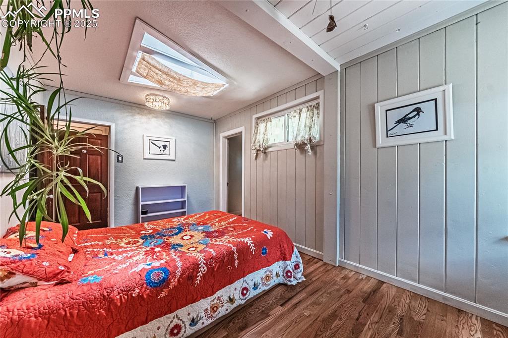 Image 17 of 45: Bedroom