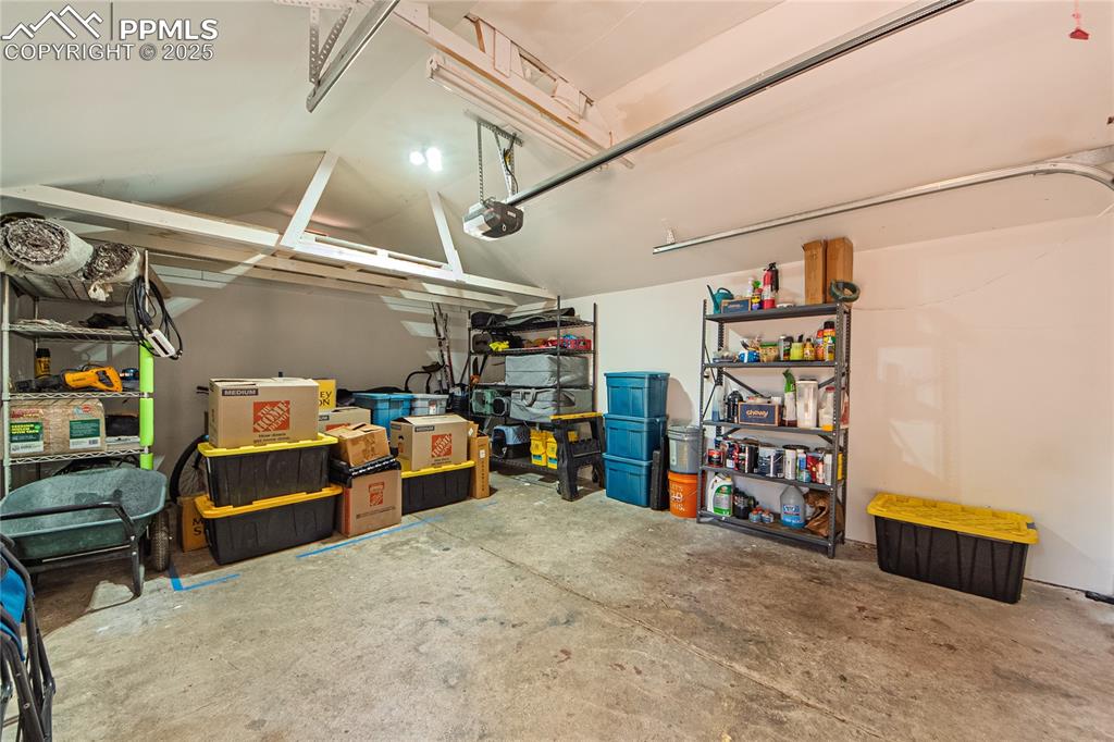 Image 43 of 45: Garage